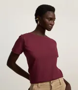 Remera básica de cuello redondo y manga corta, confeccionada en algodón peruano de alta calidad. Presenta un diseño liso y versátil, ideal para uso diario.
