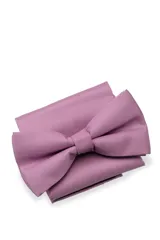 Moña color naranja con pañuelo a juego.