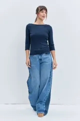 Remera de algodón color azul marino, con cuello bote y mangas tres cuartos, de corte ajustado al cuerpo.