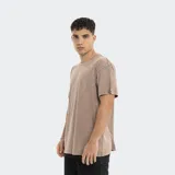 Remera marrón de corte oversize con etiqueta tejida en el frente.