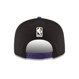 Gorro New Era 9FIFTY de los Los Angeles Lakers, negro con visera violeta y logo del equipo bordado en el frente.