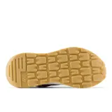 Championes urbanos New Balance modelo 5740, color rosa con detalles en blanco y bordó, confeccionados en gamuza y malla, con logo "N" característico en los laterales y entresuela con plataforma.