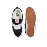 Championes Vans modelo Knu Skool, diseño de estilo retro con silueta abullonada, color negro con la icónica banda lateral blanca, cordones gruesos y suela de goma vulcanizada.
