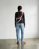 Remera de manga larga con cuello redondo y diseño estampado con trazos orgánicos en tonos chocolate, negro y marfil.