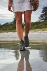 Botas Blundstone modelo 587, de cuero color negro con elásticos laterales negros.