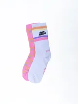 Pack de dos pares de medias de algodón con diseños diferentes. Un par es blanco con rayas horizontales de colores y un dibujo de Stitch. El otro par es rosa con estrellas amarillas.