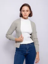 Cardigan de punto acanalado en color marrón, con escote en V, cierre frontal con botones a tono y mangas largas ajustadas.