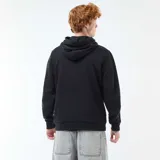 Buzo con capucha de color negro, confeccionado en tejido de felpa, con diseño de estampado gráfico minimalista en el pecho y puños acanalados.
