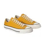 Zapatillas Converse Chuck 70 Ox color mostaza con cordones blancos y suela de goma blanca con detalles en negro.