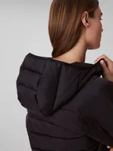 Campera puffer ligera Calvin Klein color negro, con diseño acolchado, capucha integrada, cierre frontal con cremallera y logo distintivo de la marca en el pecho.