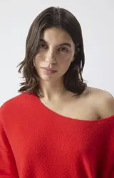 Sweater de punto fino color rojo, con cuello barco amplio y mangas largas de corte holgado.