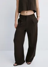 Pantalón de corte recto y tiro medio color marrón oscuro, confeccionado en lyocell, con detalle de pinzas delanteras, trabillas para cinto, bolsillos laterales y bolsillos de ribete en la parte posterior. Cierre frontal con botón y cremallera.