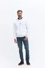 Canguro negro con capucha y cordones ajustables. Presenta un estampado pequeño en el pecho con la frase 'Find Your Focus' y un bolsillo frontal tipo canguro.