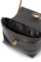 Cartera bandolera negra de cuero con cierre de broche metálico.