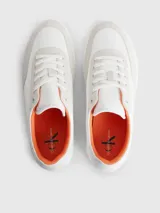 Zapatillas urbanas Calvin Klein Jeans, modelo Classic Cupsole, de color blanco con detalles en beige y forro interior en color naranja. Presentan logo de la marca en la mediasuela, el tobillo y el lateral.