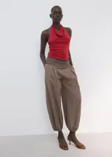 Top de lyocell rojo con cuello halter drapeado y diseño sin mangas.