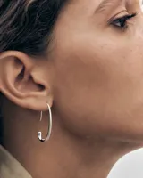 Aros colgantes Pdpaola modelo Eira en plata de ley, con diseño abierto de líneas curvas y acabado pulido.