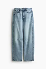 Jean tobillero de denim de algodón rígido, de tiro alto y diseño curvo con volumen en las piernas. Presenta cinco bolsillos, cierre de cremallera y botón, pinzas en las rodillas y costuras laterales avanzadas.