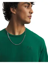 Remera verde de manga corta Under Armour, con cuello redondo acanalado y logo discreto bordado en el pecho.