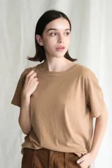 Remera de manga corta color marrón claro, con cuello redondo y calce relajado.