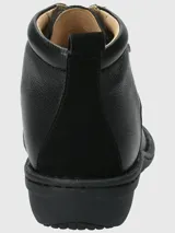 Botín acordonado de cuero liso negro, con diseño clásico, forro textil y suela de goma para mayor tracción.