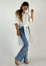 Camisa blanca de algodón con mangas 3/4 abullonadas y cuello mao. Se ata en la parte delantera.