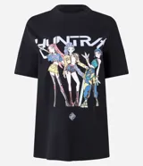 Remera negra de algodón con cuello redondo y manga corta. Presenta un estampado frontal con el texto "HUNTRAX" y tres personajes femeninos de estilo anime/k-pop.