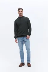 Buzo de tejido acanalado con cuello alto y apertura frontal con cierre, de calce cómodo y estructura limpia.