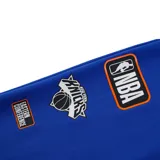 Pantalón de jogging negro de los Los Angeles Lakers con cordón ajustable en la cintura, puños acanalados en tonos violeta y negro, y estampados gráficos laterales con el logo del equipo.
