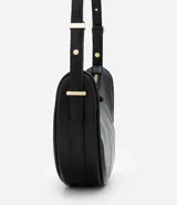 Bolso baguette de formato media luna de la marca Satinato, color negro, con correa de hombro ajustable con detalles metálicos dorados y cierre de cremallera.