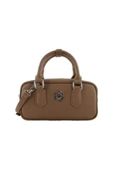 Cartera tipo bowling de color beige, con doble asa de mano y correa larga ajustable y extraíble. Presenta un logo metálico plateado en el centro y herrajes a juego.