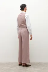 Pantalón tipo culotte de tiro alto con estampado de cuadros pequeños en tonos beige y marrón. Presenta bolsillos frontales tipo parche y corte recto de pierna ancha.
