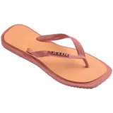 Ojotas Havaianas Top Square Fusion color marrón, con tiras texturizadas y logo de la marca en relieve. La suela tiene un diseño de textura antideslizante.