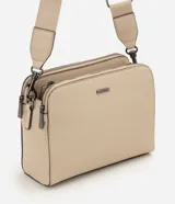 Cartera bandolera mediana Satinato de PU color beige, con diseño estructurado, múltiples compartimentos con cierre de cremallera, herrajes oscuros y correa de gros ajustable.