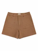 Short de gamuza color marrón, con diseño de tiro medio, bolsillos frontales amplios y cierre con botón y cremallera.
