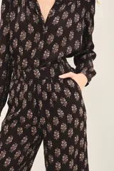 Pantalon de corte regular y estilo culotte, confeccionado en una mezcla de viscosa y modal con estampado floral. Presenta bolsillos laterales y cintura con elástico en la parte trasera.