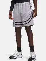 Short de básquetbol Under Armour modelo Curry, confeccionado en tejido de malla transpirable color gris con detalles en negro. Presenta cintura elástica acanalada, bolsillos laterales y aberturas en el bajo.