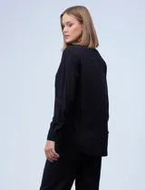 Camisa negra de viscosa marca Tahari, con cuello con solapa, abertura central con botones y bolsillo en el pecho.