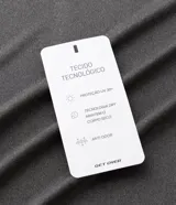 Remera deportiva de manga corta y cuello redondo, color azul, confeccionada en tejido de poliéster con tecnología Dry para mayor transpirabilidad.