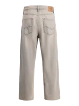 Jean baggy de tiro alto con calce holgado en toda la pierna. Diseño clásico de cinco bolsillos con lavado stonewash que le otorga un aspecto desgastado.