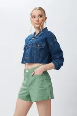 Short blanco de tiro alto confeccionado en algodón elastizado.