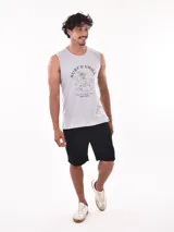 Musculosa negra con estampado de un esqueleto surfeando y la frase "Sure is a way to be free".