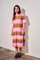 Vestido midi de tejido de punto con diseño de rayas horizontales en tonos rosa, naranja y marrón. Presenta cuello redondo, mangas cortas y un corte holgado con aberturas laterales en el ruedo.