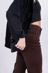 Pantalón marrón de corte wide leg, con bolsillos laterales y traseros.