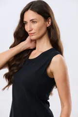Musculosa negra lisa con cuello redondo y costuras con cortes laterales.