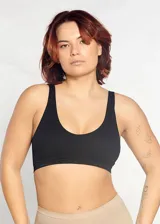 Soutien tipo top de tejido rib, con escote en V y copas removibles.