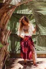 Pareo de viscosa con diseño a rayas verticales en tonos azul marino, azul claro, celeste, verde lima y blanco.