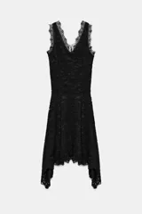 Vestido midi negro confeccionado en encaje de algodón, con escote en pico, diseño sin mangas, forro interior y bajo asimétrico.