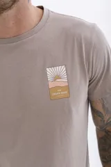 Remera azul marino de manga corta con pequeño estampado en el pecho.