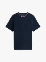 Remera de manga corta Tommy Hilfiger confeccionada en tejido de piqué de algodón. Presenta cuello redondo con detalle de ribetes tricolores, bolsillo de parche en el pecho y corte regular.